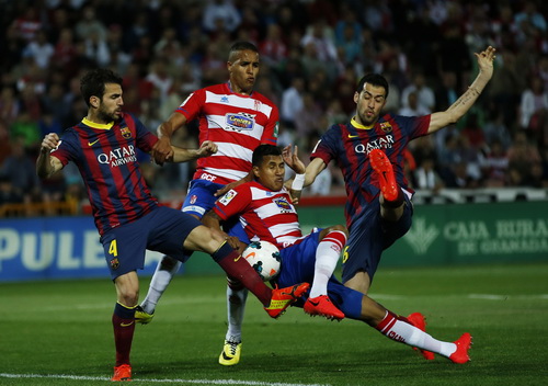 Barcelona gặp khó khăn trước Granada thi đấu kiên cường