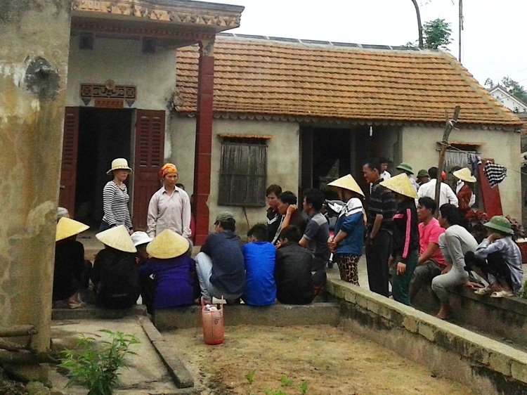 Bật nhạc, khoá cửa, treo cổ trong phòng ngủ