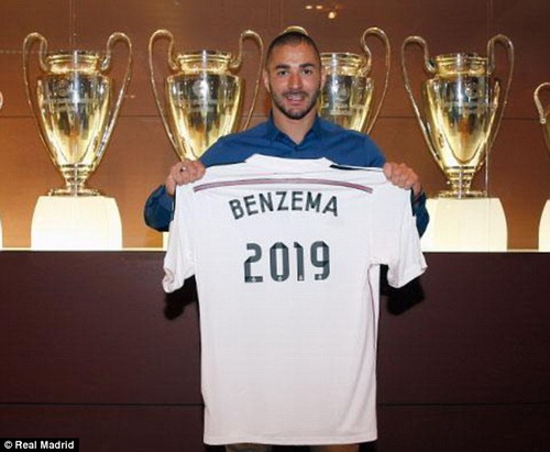 Benzema gia hạn hợp đồng, Khedira không sang Arsenal