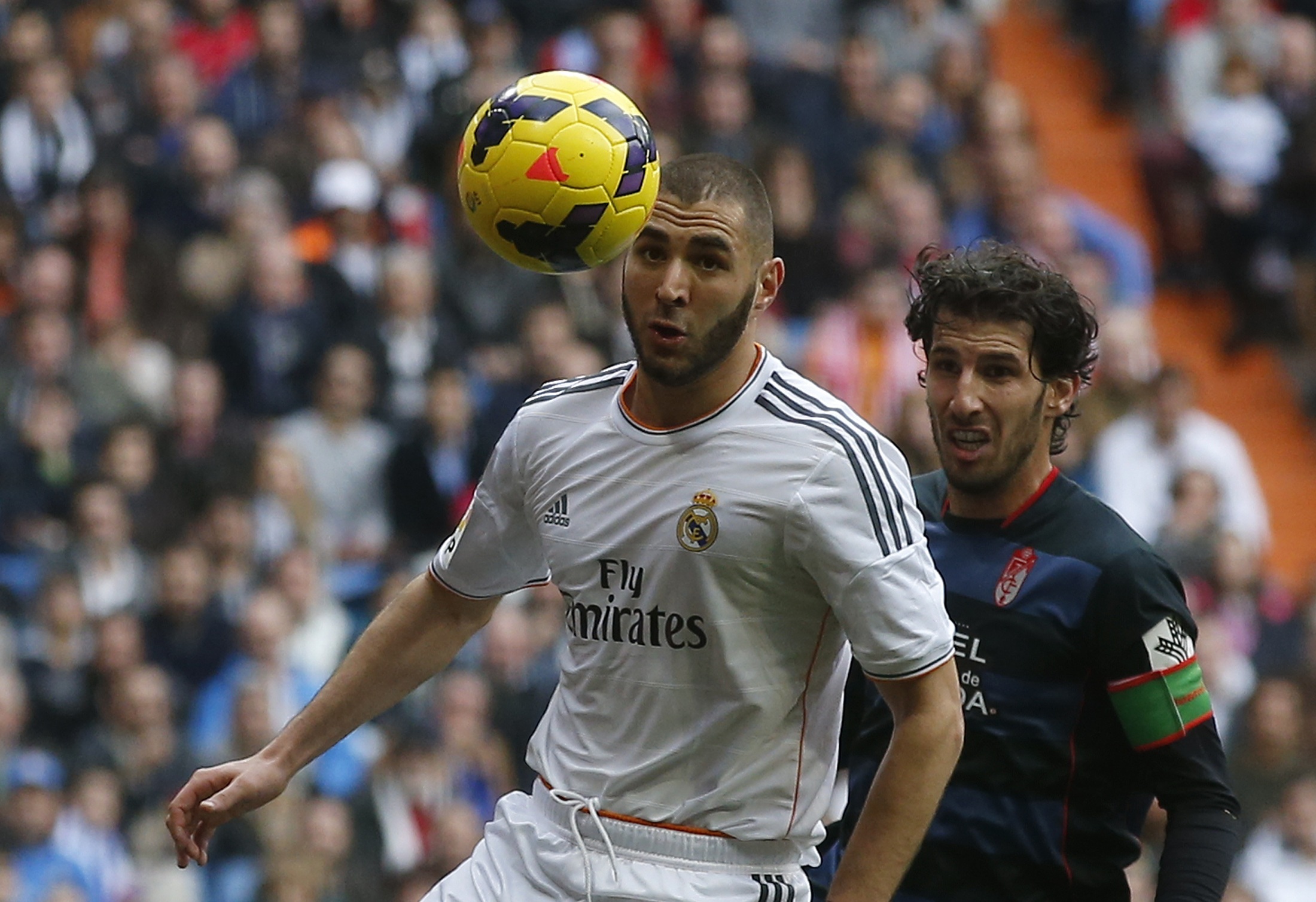 Benzema bỏ lỡ cơ hội ghi bàn trong hiệp 1
