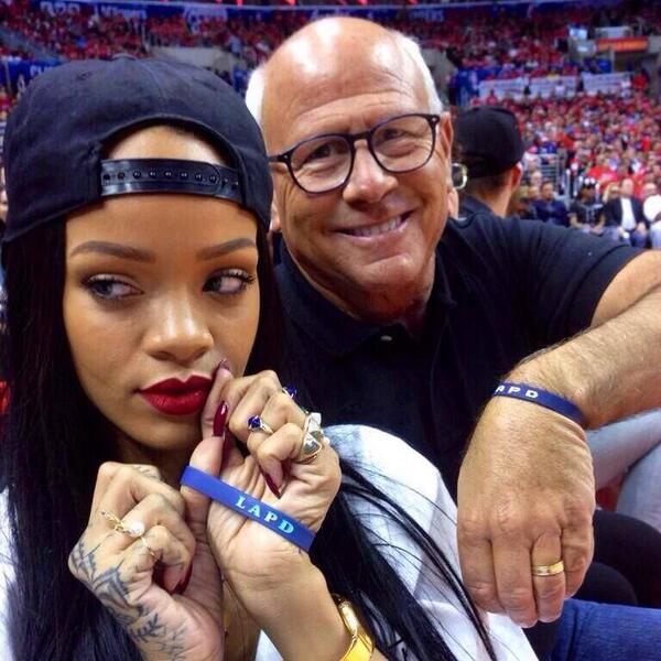 &Ocirc;ng Soboroff khoe ảnh chụp c&ugrave;ng Rihanna l&ecirc;n Twitter c&aacute; nh&acirc;n