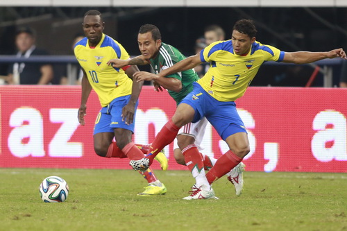 Luis Montes (giữa) bị g&atilde;y ch&acirc;n, mất suất dự World Cup