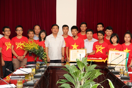 Khen thưởng nhóm "phượt" cứu nạn xe khách lao xuống vực