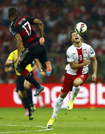 Jerome Boateng (Đức, 17) tranh b&oacute;ng với Krychowiak