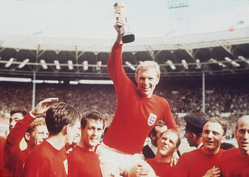 Năm 1966, thủ qu&acirc;n tuyển Anh Bobby Moore gương cao chiếc c&uacute;p v&ocirc; địch thế giới