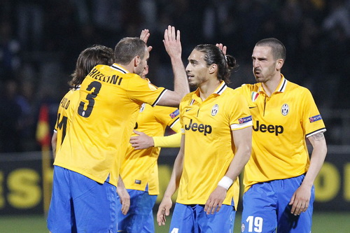 Bonucci (19) lập c&ocirc;ng cho đội kh&aacute;ch Juventus