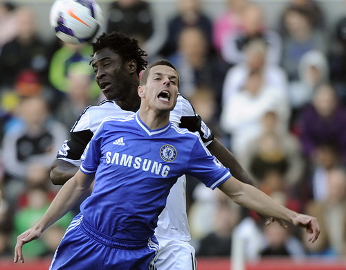 Ch&acirc;n s&uacute;t Bony (Swansea) bị Azpilicueta b&aacute;m chặt