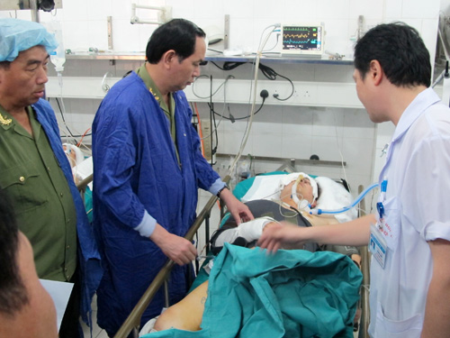 Bộ trưởng Trần Đại Quang thăm hỏi Trung &uacute;y L&ecirc; Minh Tuấn bị thương nặng trong vụ tai nạn giao th&ocirc;ng ng&agrave;y 3-5