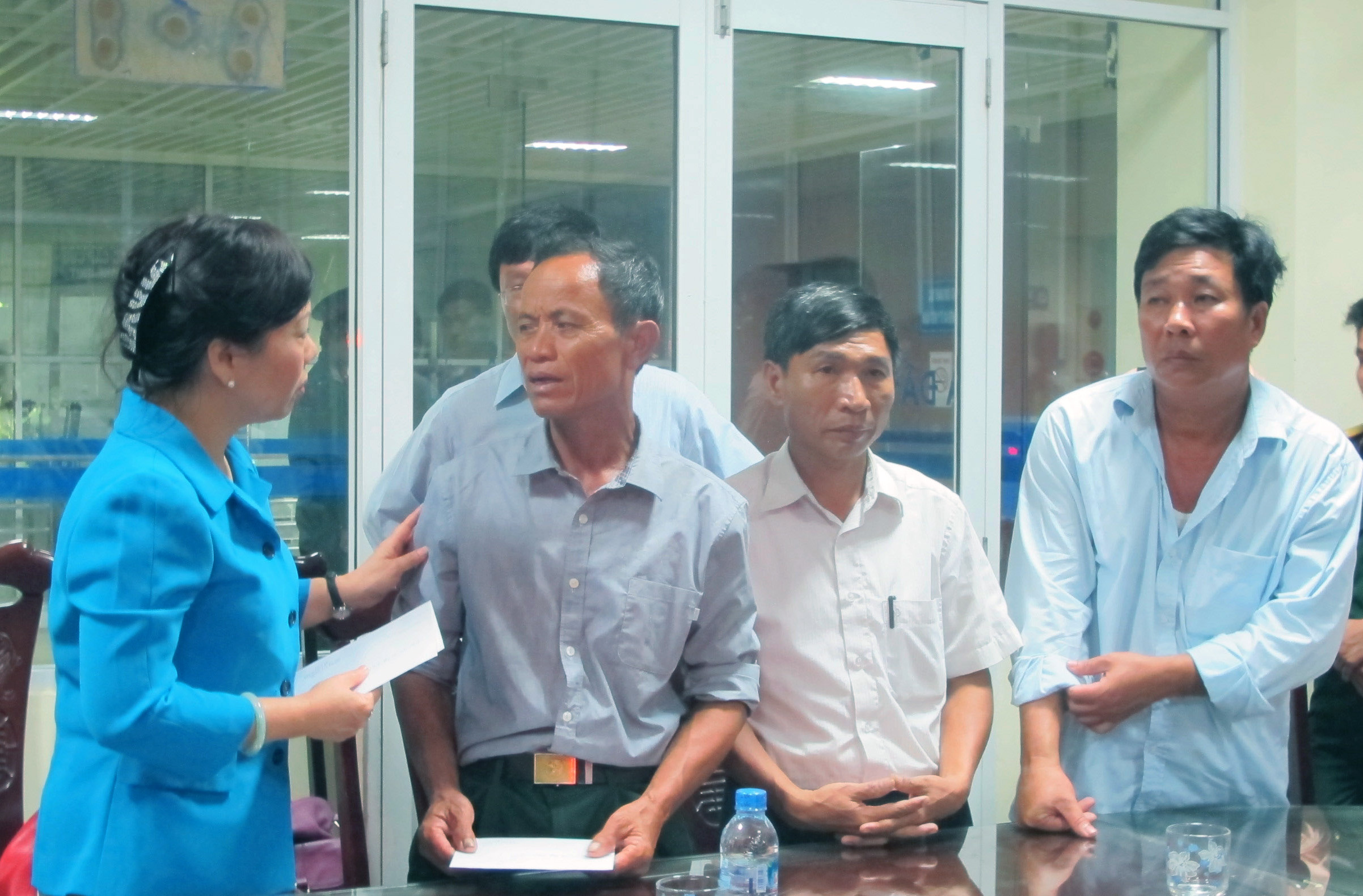 Bộ trưởng Nguyễn Thị Kim Tiến (tr&aacute;i) thăm hỏi th&acirc;n nh&acirc;n c&aacute;c chiến sĩ bị thương