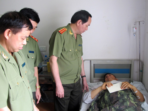 Bộ trưởng Trần Đại Quang thăm hỏi, động viện c&aacute;n bộ c&ocirc;ng an bị thương đang điều trị