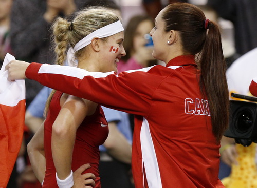 Eugene Bouchard (tr&aacute;i) sau khi vượt qua Jana Cepelova (Slovakia)