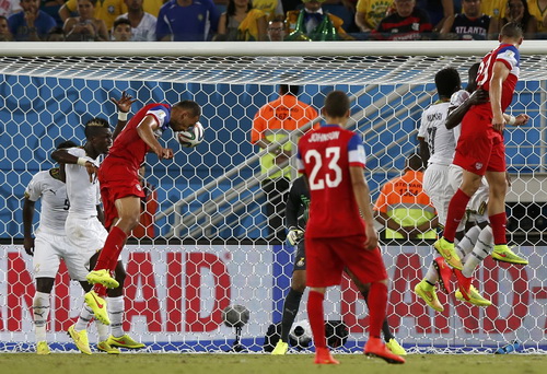 Jihn Brooks (tr&aacute;i) đ&aacute;nh đầu ghi b&agrave;n ấn định chiến thắng 2-1 cho tuyển Mỹ