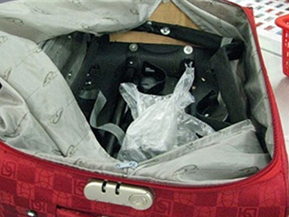 “Đánh” hơn 2 kg vàng, bạc trang sức qua sân bay Nội Bài