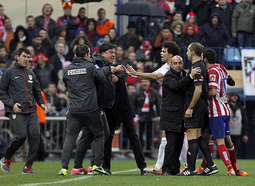 Trợ lý HLV Burgos (Atletico) phản ứng với trọng tài