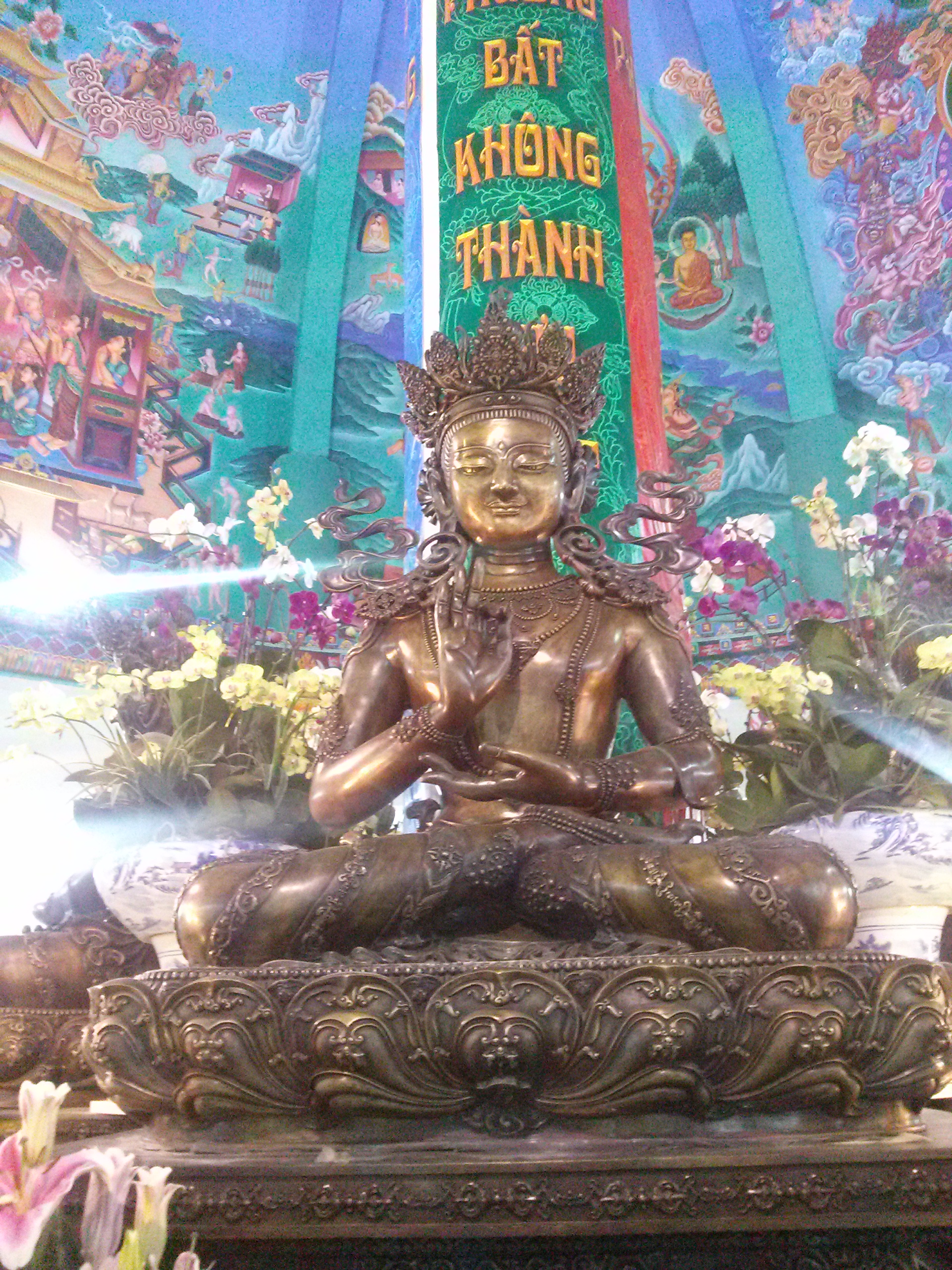 1 trong 5 pho tượng Ngũ Trí Phật