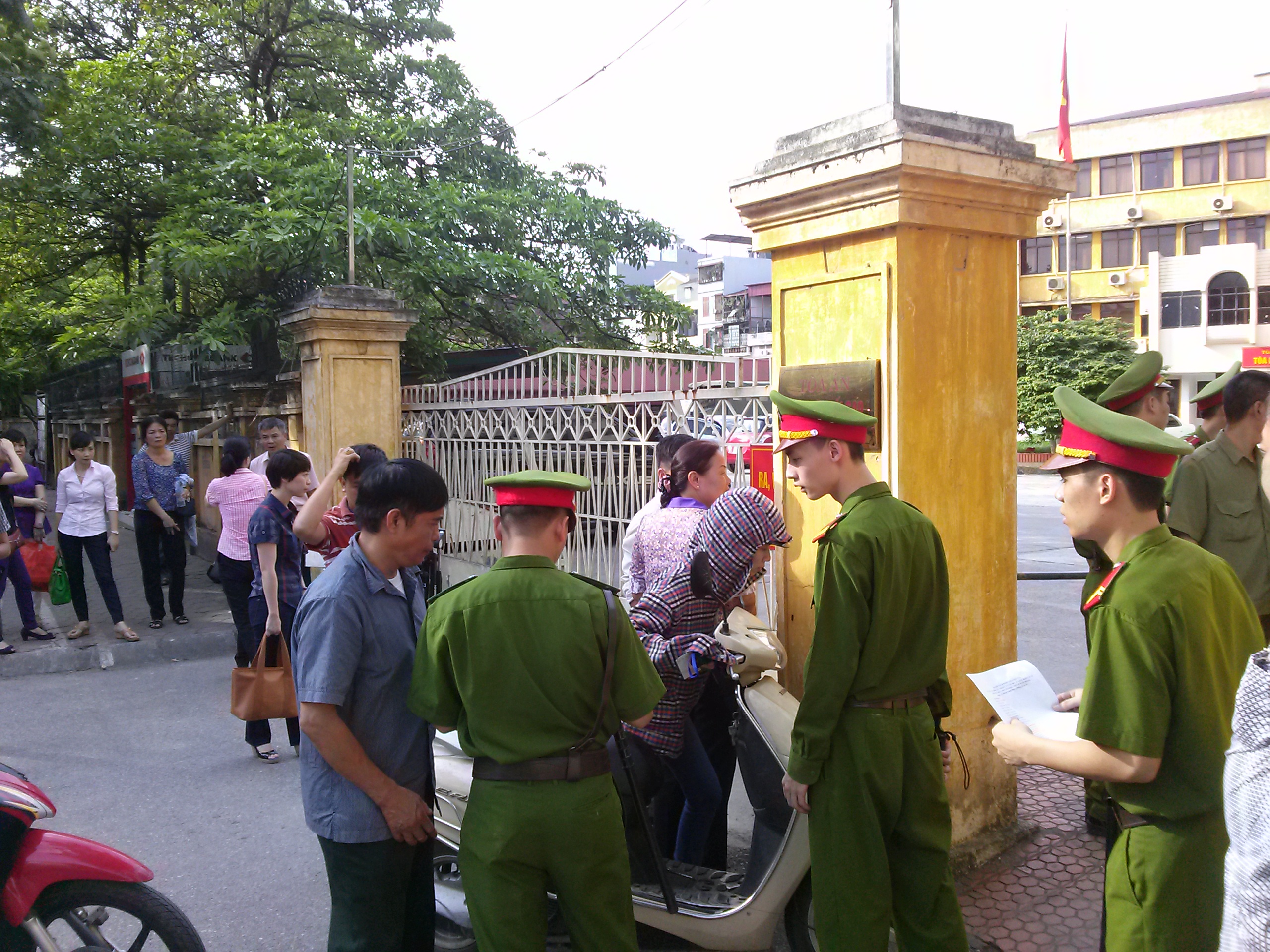 L&agrave;m thủ tục trước cổng to&agrave;