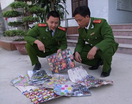 Thu giữ hàng trăm gói pháo Trung Quốc chứa chất độc hại