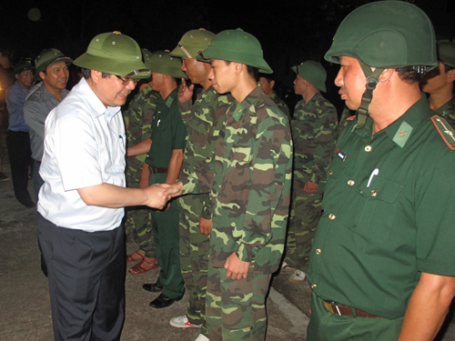 Bộ trưởng N&ocirc;ng nghiệp v&agrave; Ph&aacute;t triển n&ocirc;ng th&ocirc;n Cao Đức Ph&aacute;t trực tiếp kiểm tra c&ocirc;ng t&aacute;c ph&ograve;ng chống b&atilde;o Thần Sấm đ&ecirc;m 18-7 tại M&oacute;ng C&aacute;i