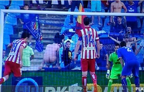 Khán giả Getafe kém fair-play, khiến Costa sút hỏng quả phạt đền