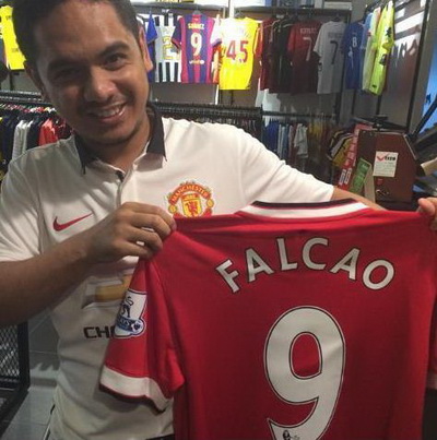 Cổ động vi&ecirc;n M.U đ&atilde; t&igrave;m mua &aacute;o đấu c&oacute; số v&agrave; t&ecirc;n Falcao