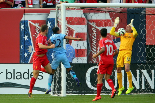 Thủ môn Caballero (Man City) hóa giải pha tấn công của Lambert (trái)