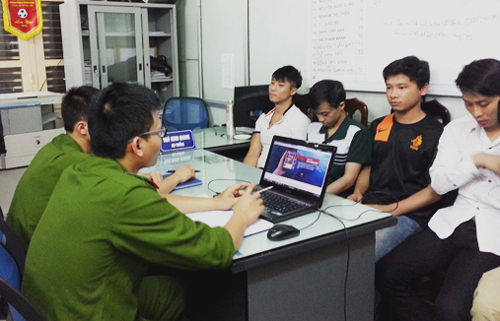 Một nh&oacute;m đối tượng &ldquo;m&oacute;c t&uacute;i&rdquo; tiền tỉ th&ocirc;ng qua thủ đoạn c&agrave;i đặt ứng dụng tr&ecirc;n điện thoại di động bị cơ quan c&ocirc;ng an xử l&yacute; - Ảnh: ANTĐ