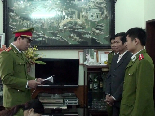 Đậu Hữu Th&acirc;n (&aacute;o vest) nghe lệnh đọc bắt giam