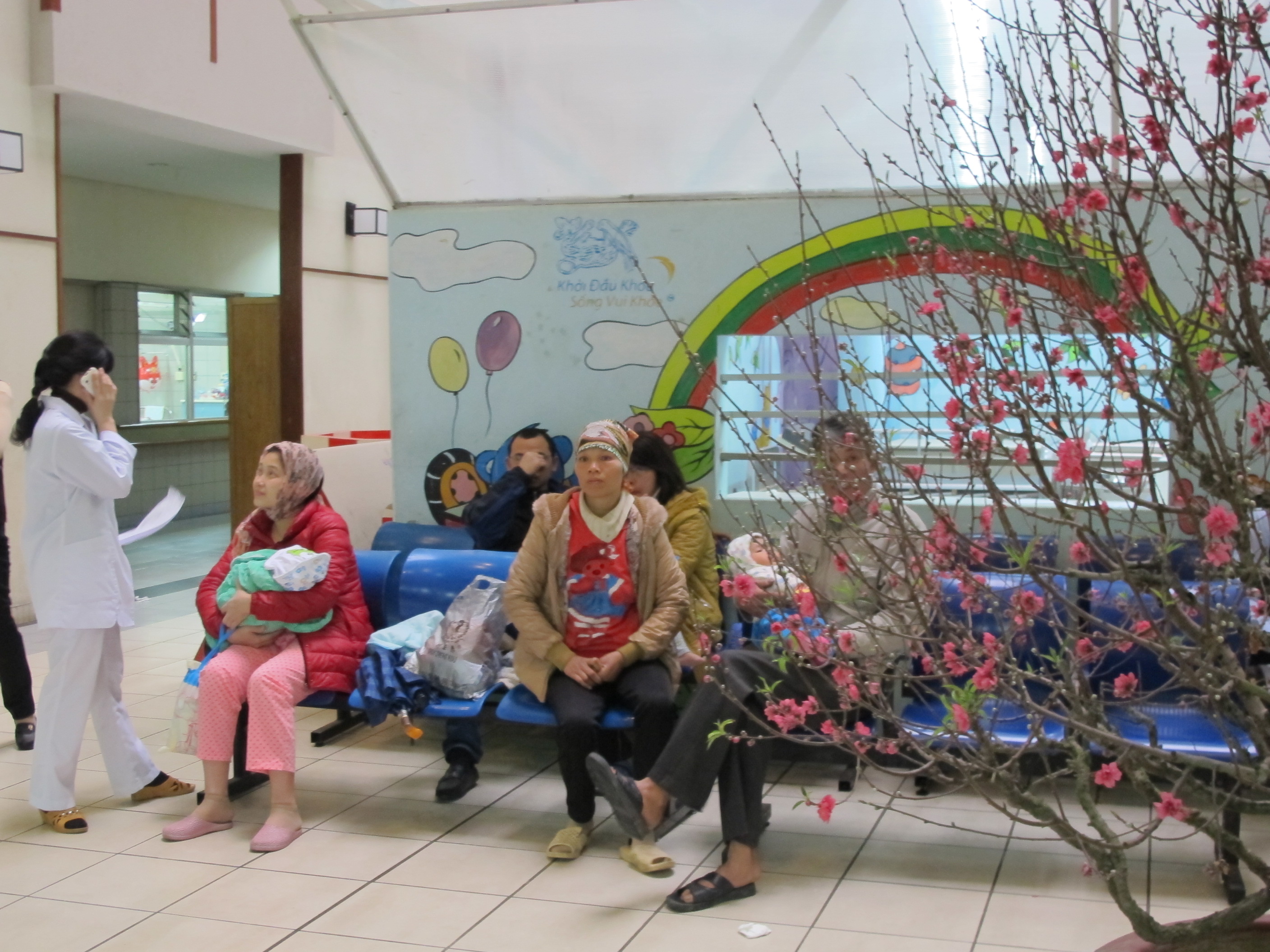 Những c&agrave;nh đ&agrave;o đỏ thắm BV gi&uacute;p những bệnh nhi phải ở lại ăn tết BV bớt đi nỗi nhớ nh&agrave;