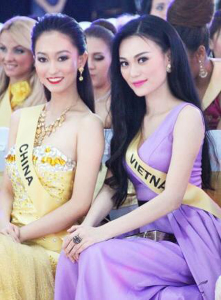 Cao Th&ugrave;y Linh (phải) c&ograve;n được gọi t&ecirc;n kh&aacute;c l&agrave; người đẹp nude b&ecirc;n ngựa v&igrave; bộ ảnh khỏa th&acirc;n b&ecirc;n ngựa