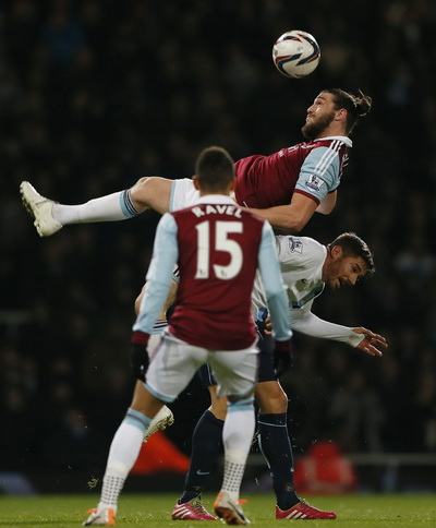 Andy Carroll và Ravel Morrison bất lưc trước hàng thủ Man City