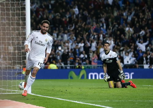 Dani Carvajal mừng bàn thắng thứ tư trong trận