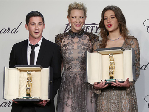 Cate Blanchett trao giải thưởng Chopard cho 2 t&agrave;i năng trẻ Logan Lerman (tr&aacute;i) v&agrave; Adele Exarchopoulos (phải) Nguồn: Reuters