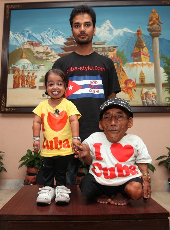 Jyoti Amge chụp ảnh c&ugrave;ng người đ&agrave;n &ocirc;ng l&ugrave;n nhất thế giới Chandra Bahadur Dangi của Nepal (cao 54,6 cm)