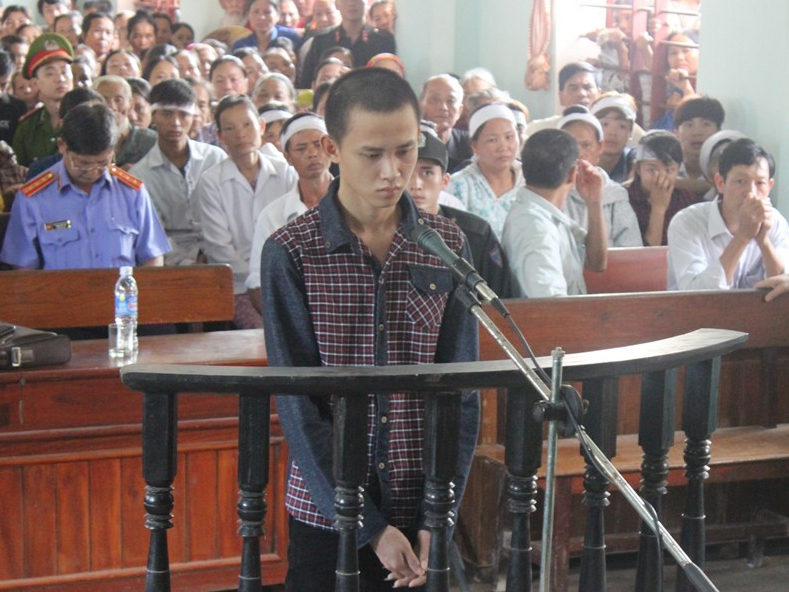 Đứa ch&aacute;u mất nh&acirc;n t&iacute;nh s&aacute;t hại b&agrave; Nguyễn Hữu Huynh trước v&agrave;nh m&oacute;ng ngựa