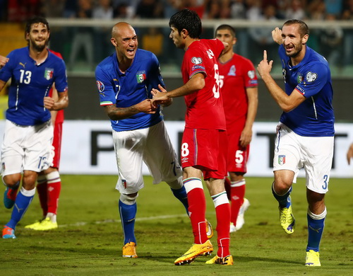 Chiellini (phải) vui mừng sau b&agrave;n thắng quyết định