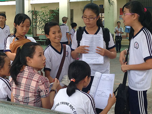 C&ocirc; v&agrave; tr&ograve; Trường THCS Hưng Long trao đổi trong giờ nghỉ giải lao