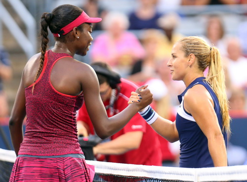 Vóc dáng thấp bé khiến Dominika Cibulkova (phải) gặp nhiều khó khăn trong thi đấu