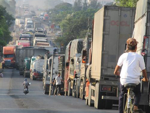 Bắt  quả tang 2 “cò” dẫn xe quá tải “né” trạm cân