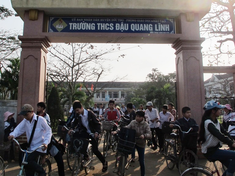 Ng&ocirc;i trường nơi xảy ra sự việc nữ sinh đ&aacute;nh nhau ngay trước cổng trường