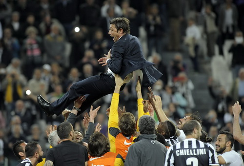 CĐV mặc đồ cưới mừng Juventus vô địch Ý lần thứ 30