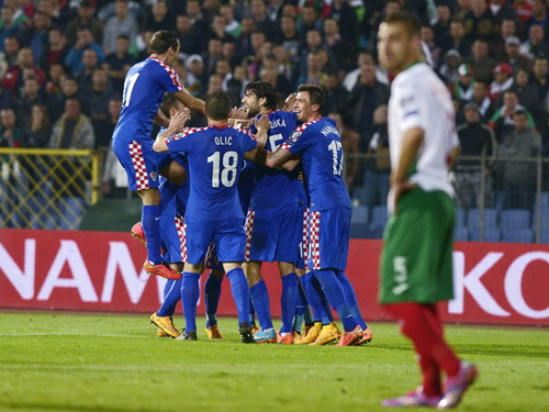 Croatia vui mừng sau b&agrave;n thắng c&oacute; phần may mắn