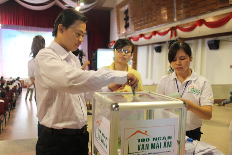 Vạn mái ấm tặng người nghèo