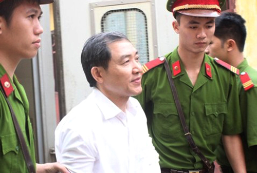 Dương Ch&iacute; Dũng giữ nụ cười khi đến t&ograve;a nghe tuy&ecirc;n &aacute;n