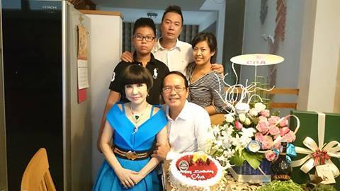 Vợ chồng NSƯT Thanh Điền, Thanh Kim Huệ và gia đình người con trai trong ngày mừng thọ.