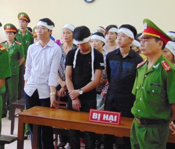 Gia đ&igrave;nh bị hại tại phi&ecirc;n t&ograve;a