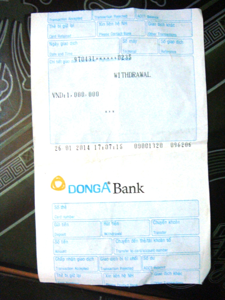 Bi&ecirc;n lai từ trụ ATM của ng&acirc;n h&agrave;ng Đ&ocirc;ng &Aacute; tr&ecirc;n đường H&ugrave;ng Vương, thị x&atilde; Đồng Xo&agrave;i, tỉnh B&igrave;nh Phước, thể hiện giờ v&agrave; số tiền r&uacute;t ra l&uacute;c 17 giờ 7 ph&uacute;t 16 gi&acirc;y ng&agrave;y 26-2, nhưng &ocirc;ng T. ho&agrave;n to&agrave;n kh&ocirc;ng nhận được đồng n&agrave;o!