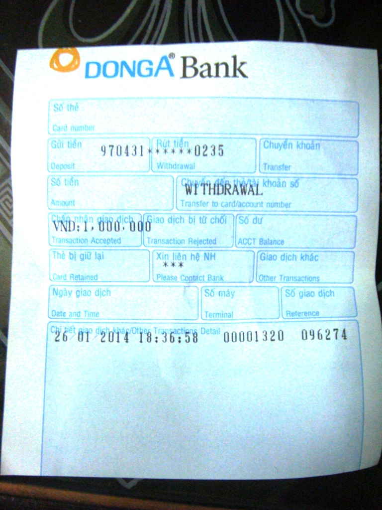 Bi&ecirc;n lai từ trụ ATM của ng&acirc;n h&agrave;ng Đ&ocirc;ng &Aacute; tr&ecirc;n đường H&ugrave;ng Vương, thị x&atilde; Đồng Xo&agrave;i, tỉnh B&igrave;nh Phước, thể hiện giờ v&agrave; số tiền r&uacute;t ra l&uacute;c 18 giờ 37 ph&uacute;t 58 gi&acirc;y ng&agrave;y 26-1, nhưng &ocirc;ng T. vẫn kh&ocirc;ng nhận được đồng n&agrave;o!