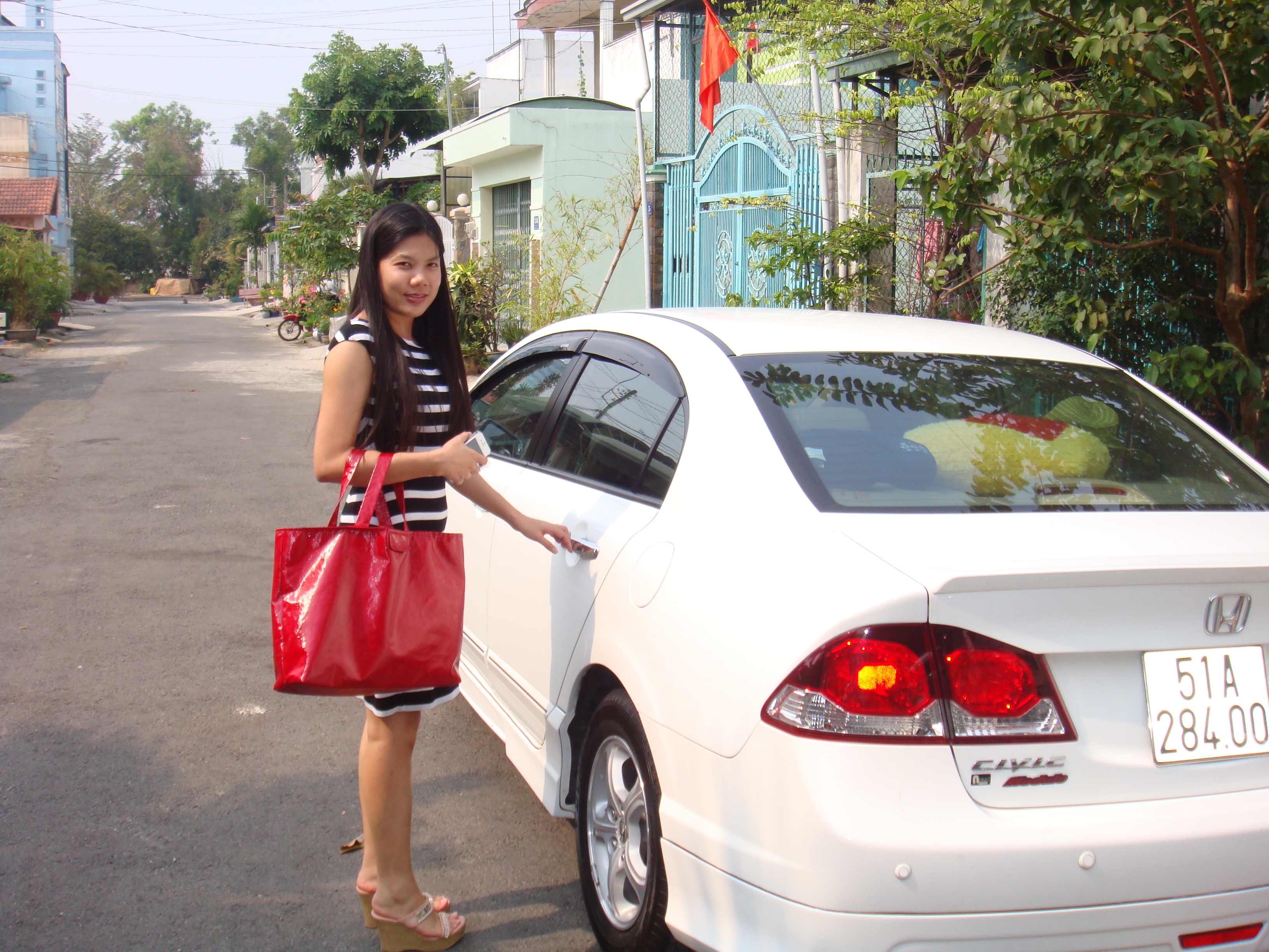Chị Nguyễn Thị Quỳnh Nga vui mừng b&ecirc;n chiếc xe &ocirc;t&ocirc; của m&igrave;nh do &ldquo;hiệp sĩ&rdquo; Nguyễn Thanh Hải c&ugrave;ng đồng đội t&igrave;m lại được.