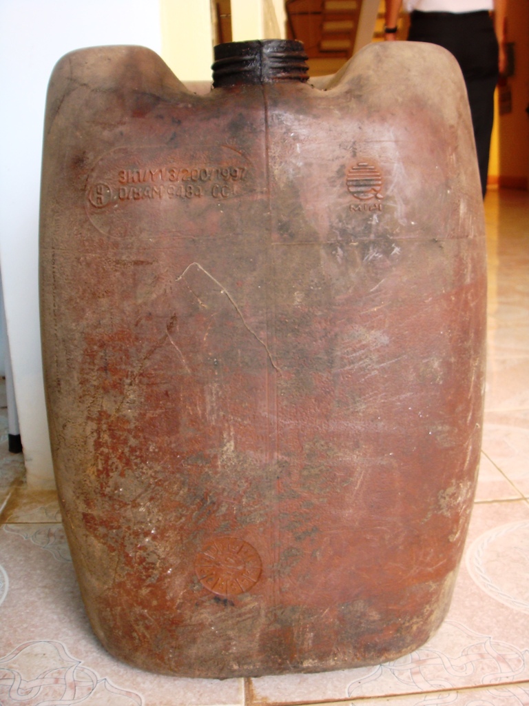 Chiếc can nhựa do cơ quan điều tra thu giữ tại trang trại của &ocirc;ng Dương B&aacute; Tu&acirc;n. Được &ocirc;ng Tu&acirc;n khẳng định đ&acirc;y l&agrave; chiếc can đ&atilde; bị đ&aacute;nh tr&aacute;o khi tiến h&agrave;nh thực nghiệm điều tra, dẫn đến sai lệch trong bản &aacute;n!