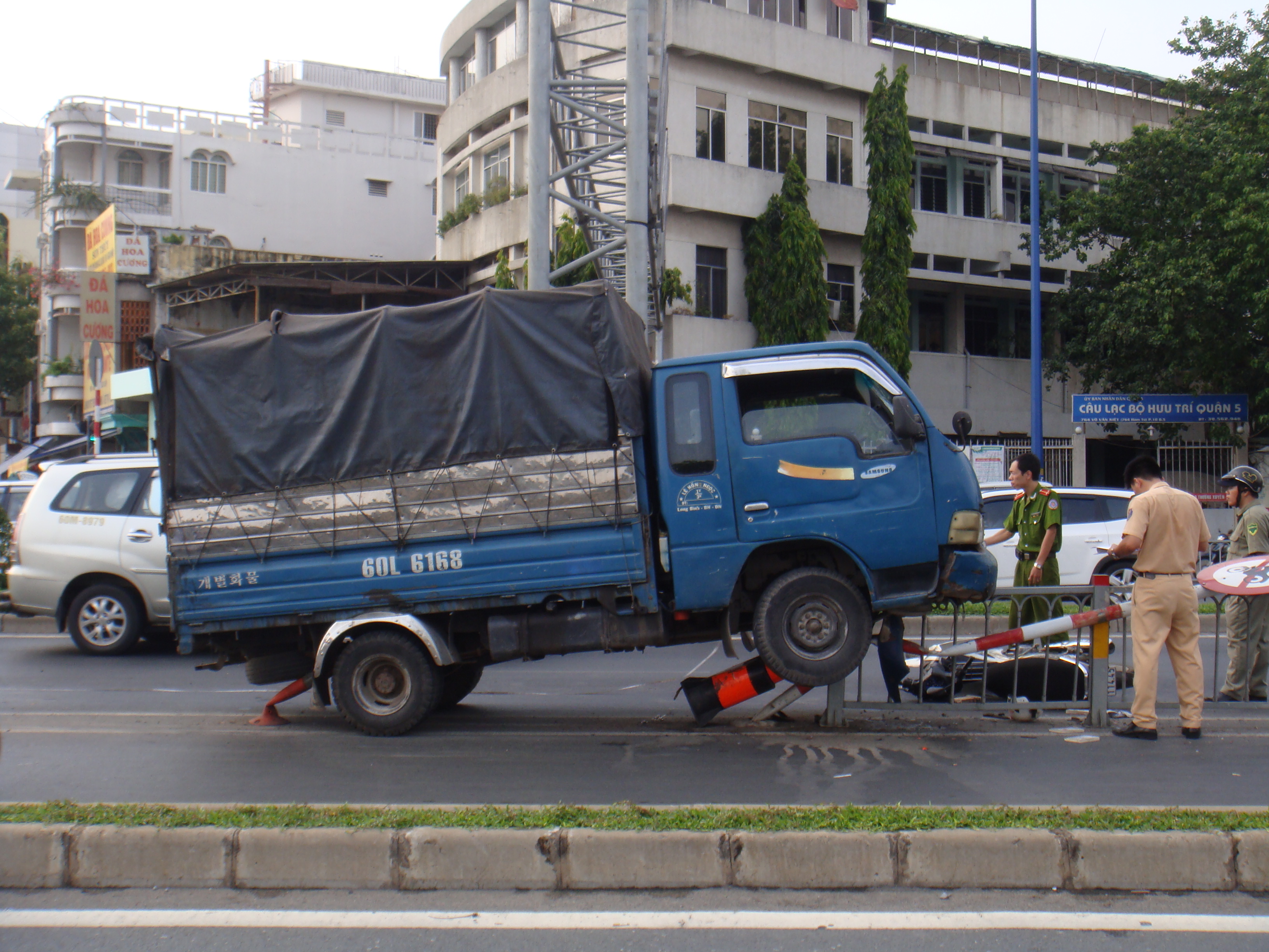 Xe tải tông người trọng thương, leo dải phân cách